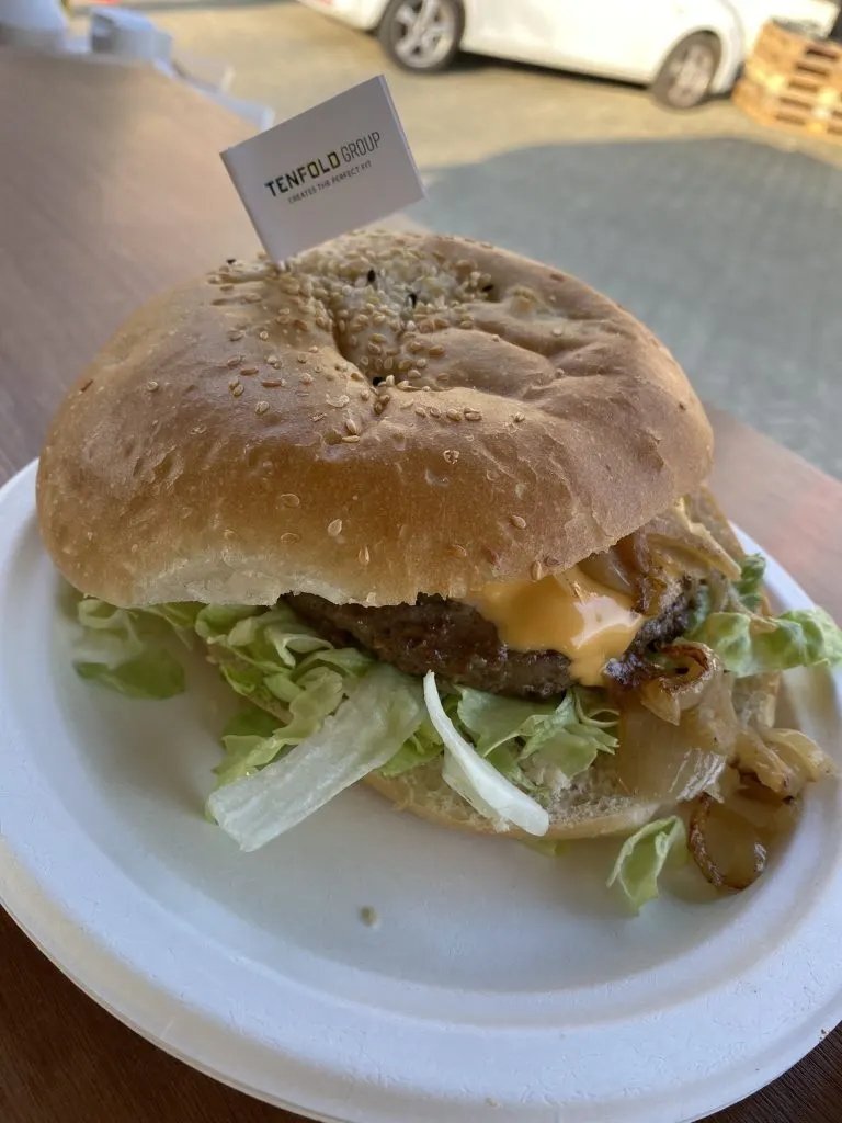 Vers bereide hamburger met sla op een bordje