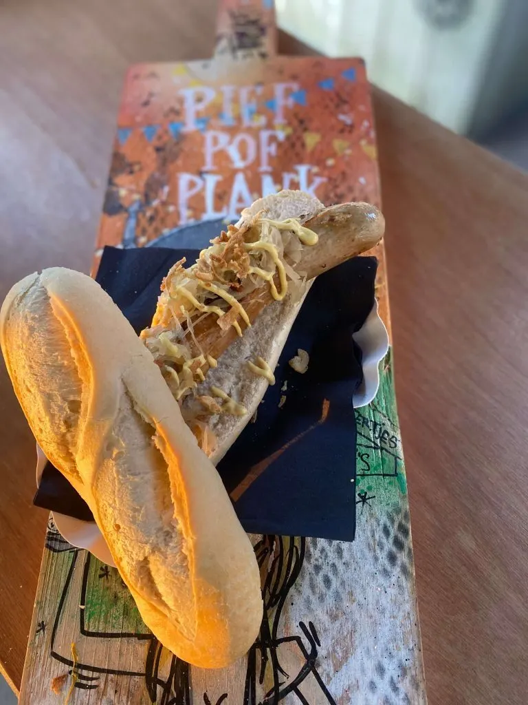 Stokbrood met saté op het menubord van de foodtruck