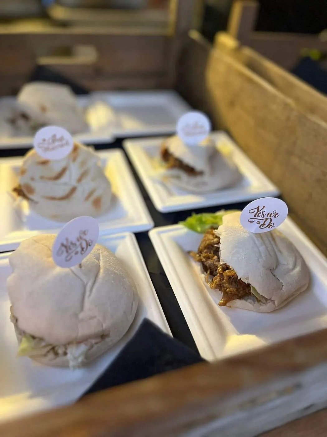 Broodjes hamburger in bakjes in het doorgeefluik van de foodtruck